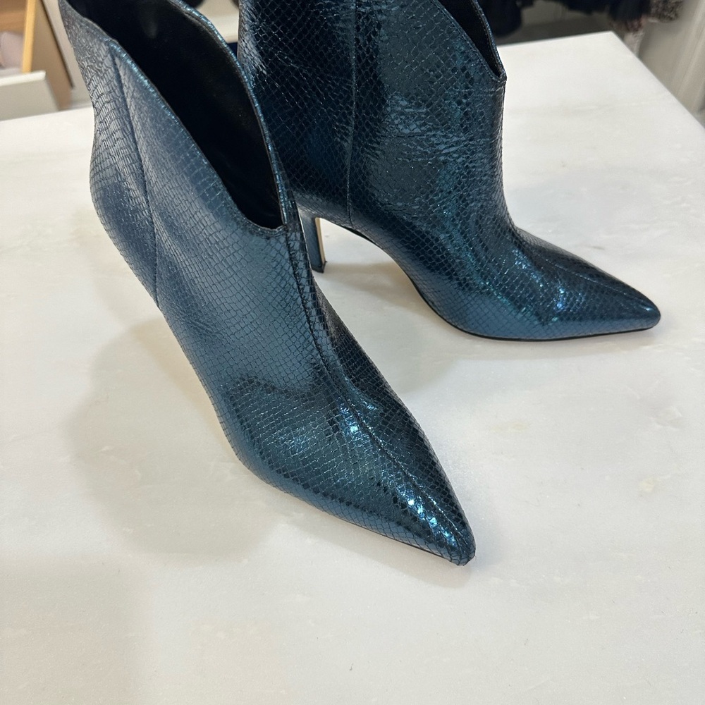 Elegant Blue Snakeskin Ankle Boots